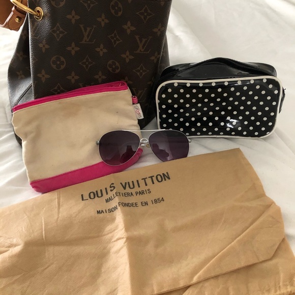 ๐ณ3 pc BUNDLE:  1 MAKEUP BAG, 1 pair SUNGLASSES & dust bag ๐ณ - Picture 4 of 6